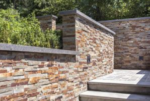 Stonepanels Oyster – Schiste multicolore à la surface brute. Il s'utilise aussi bien en intérieur qu'en extérieur