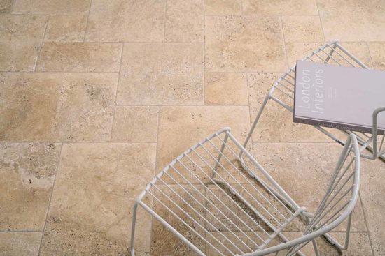 Aquitaine Beige – Carrelage extérieur imitaion travertin. Inspiré du naturel et de la simplicité pour un stylé épuré. Idéal pour une pose en opus