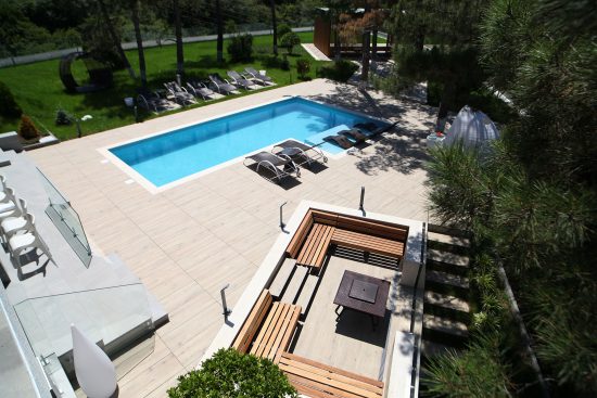 Eiche Alpin - Carrelage effet bois très clair pour une ambiance lumineuse autour de la piscine