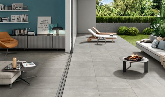 Oxy Silver - Un carrelage unique pour le séjour et la terrasse : des espaces agrandis