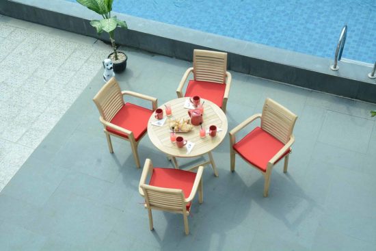 Table Bistrot et fauteuils Samoa pour des moments conviviaux