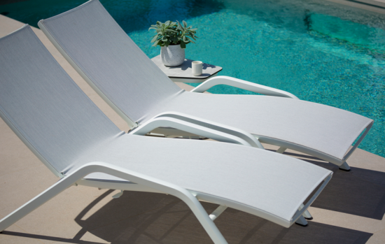 Yolo - Bain de soleil au design épuré avec une table d'appoint 