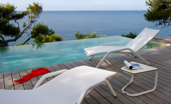 Yolo - Bain de soleil en aluminium blanc et toile Batyline blanche. Chaises longues empilables pour faciliter le rangement