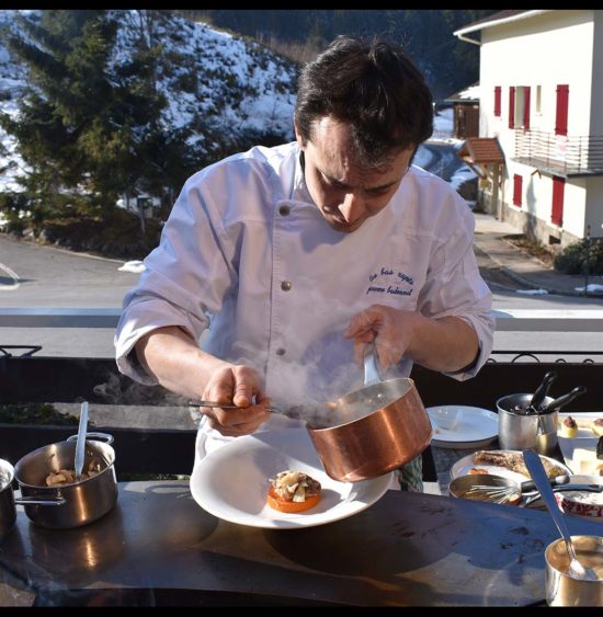 Le Chef Jérôme Badonnel réalise un menu complet sur la plancha et le grill